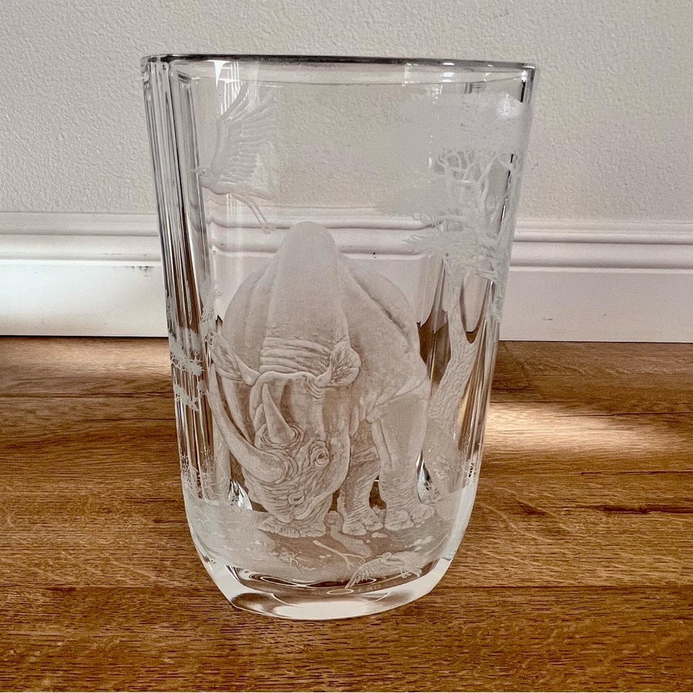 1996 Crystal Vase Etched‎ Kenyan African Rhino Signed By Michael Uihara 9.75”H